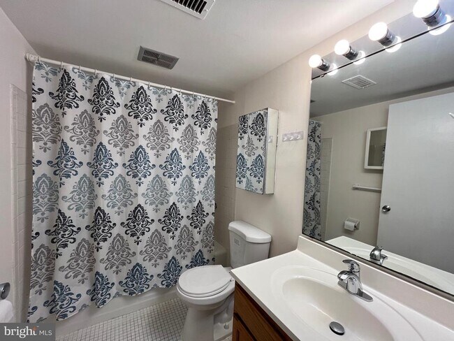 Building Photo - 2217 Sayre Dr