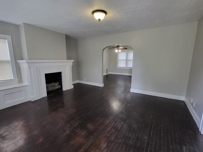 Building Photo - Cute 2 bedroom, 1 bathroom house located next to UCO in Edmond, OK
