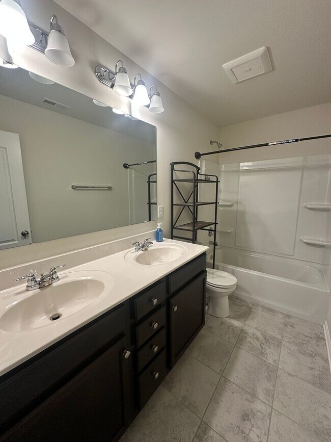 Building Photo - Spacious 4-Bedroom Home – Available Now!