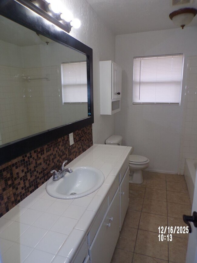 Building Photo - Great home located close to shopping and restaurants