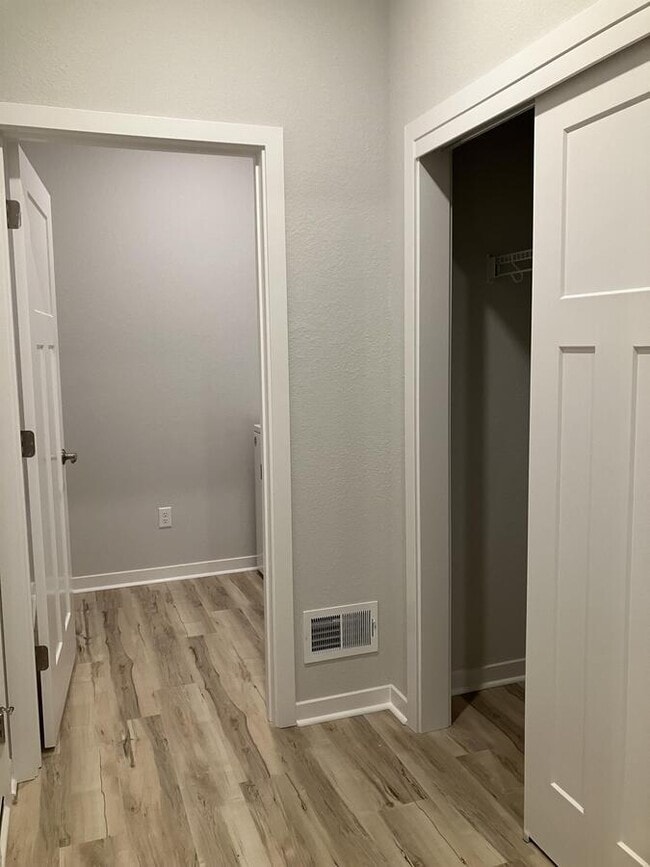 Building Photo - 993 Cascade Cir