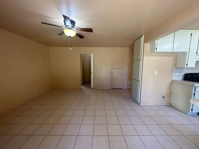 Building Photo - 560 Clover Dr