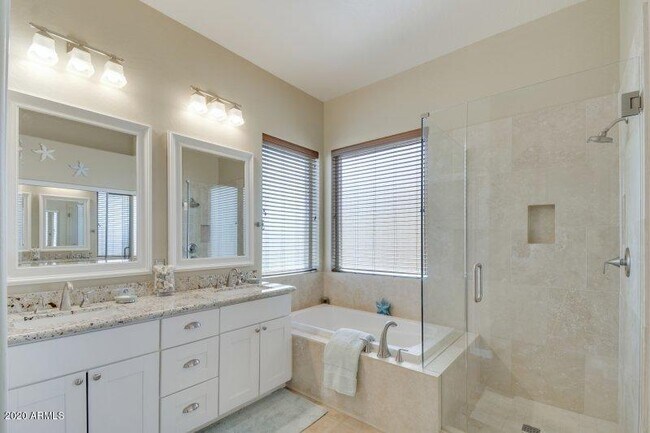 Building Photo - 10601 E Meadowhill Dr