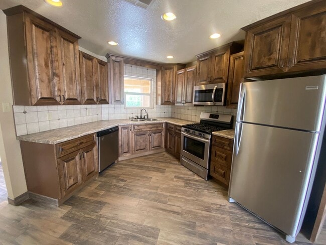 Building Photo - Adorable Home Centrally located in Loma He...