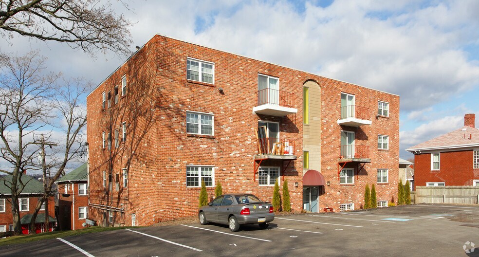 Primary Photo - Sailor Place Apartments