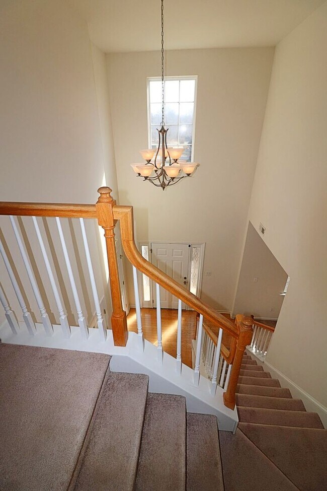 Building Photo - Well maintained 3 bedroom 2.5 bath home ne...