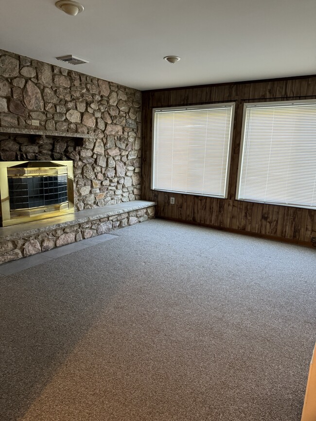 Building Photo - 50 Schoolhouse Ln