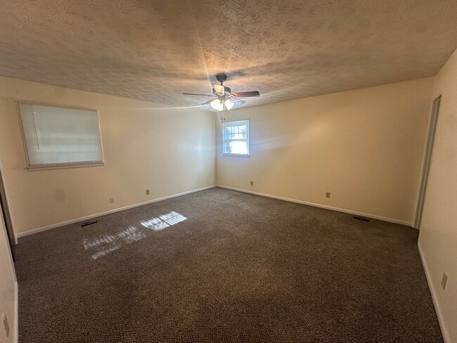 Building Photo - Charming 3 Bedroom, 2 Bathroom Home in Lenlock!