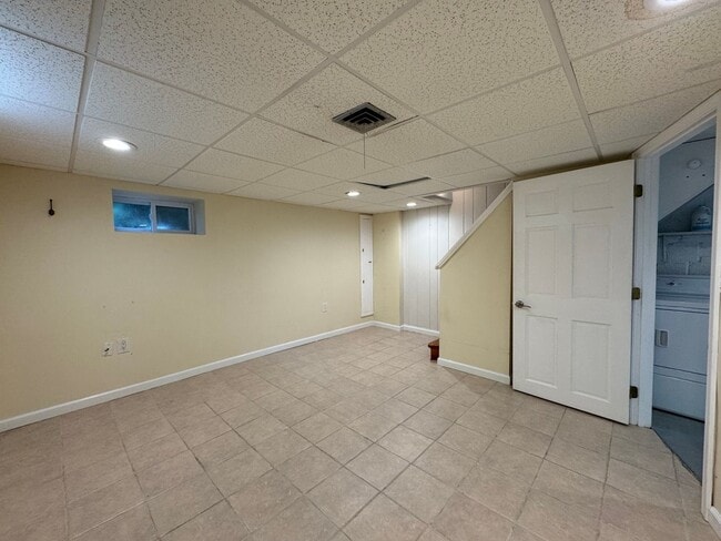 Building Photo - Beautiful 2 Bed 2 Bath Semi-Detached Brick...