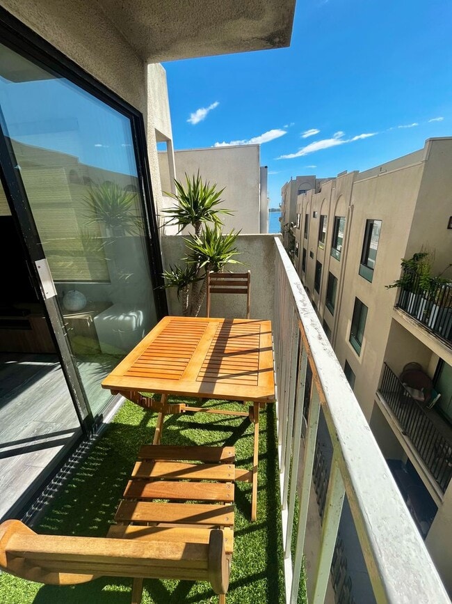 Building Photo - Live in Luxury Right on the Bay! Assigned Parking! Peek A Boo Bay View!