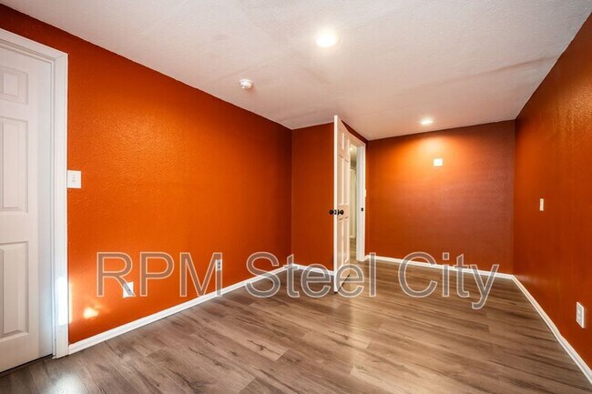 Building Photo - 4645 Ridge Dr