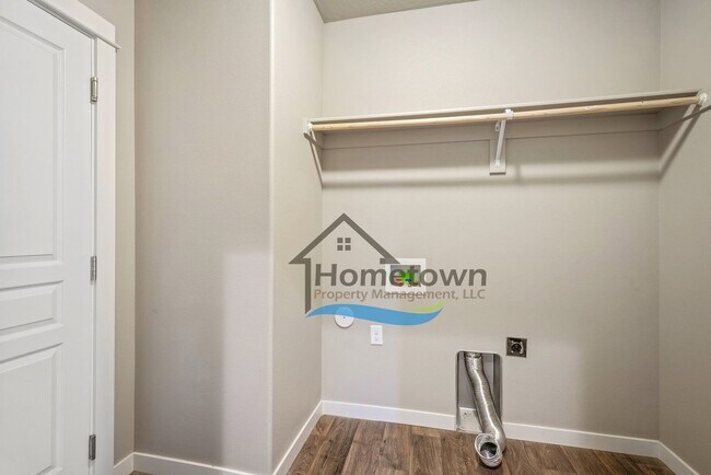 Building Photo - 3 Bedroom 2 Bath Home with 2-Car Attached ...