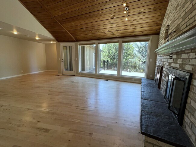 Building Photo - Fantastic 4 bed 3 bath home in the Highlan...