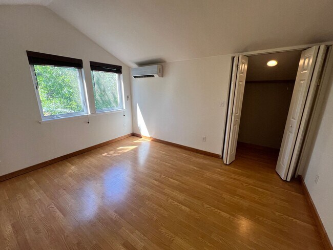 Building Photo - 3033 NE 12th Ave