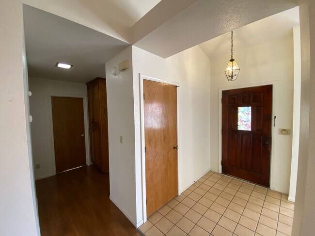 Building Photo - Lovely home for Rent in NW Visalia, located in the Oak West Neighborhood. Coming soon