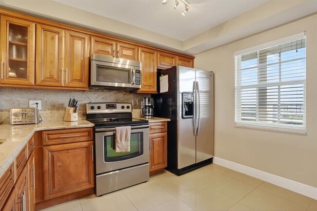 Building Photo - 605 Oaks Dr