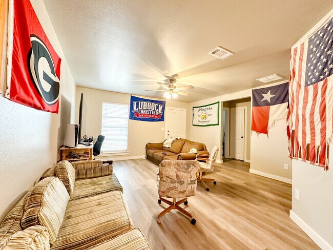 Building Photo - 3/2/1 in Upland Crossing!