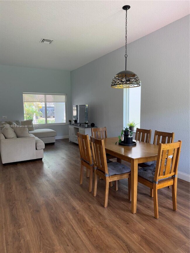 Building Photo - 4422 Foxtail Ln