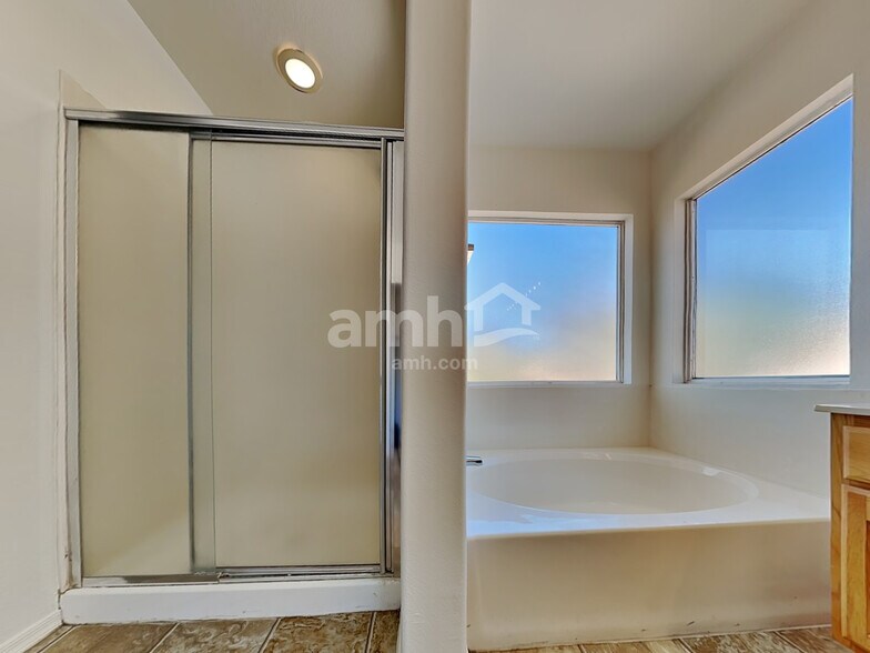 Building Photo - 4824 E Hilton Ave