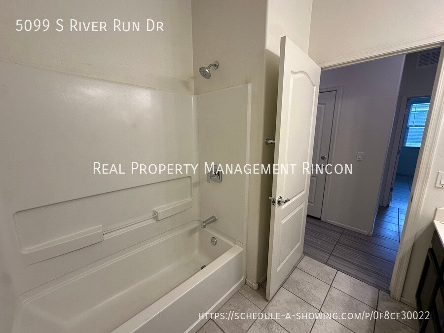 Building Photo - 5099 S River Run Dr