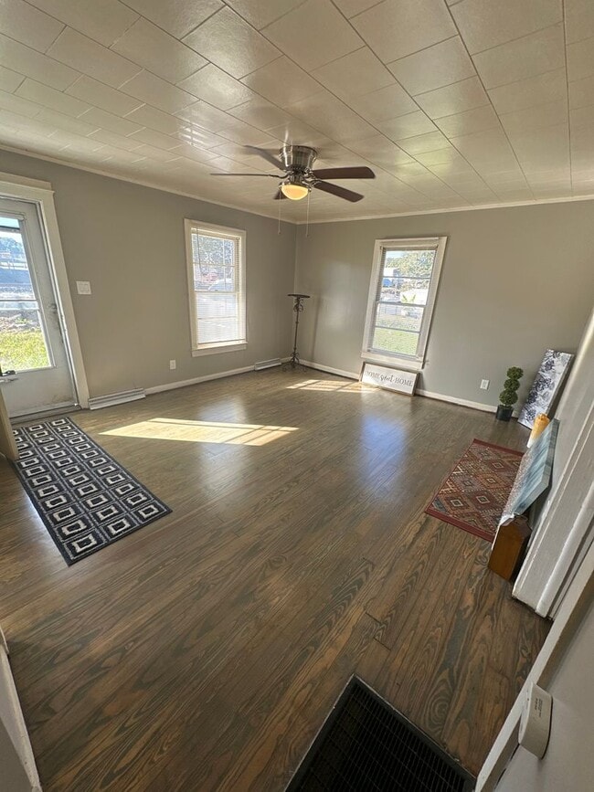 Building Photo - 2 Bed House w/ Wooden floors, Large Front porch, Central HVAC & Huge yard!