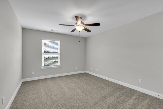 Building Photo - End Unit Townhome in Port Wentworth