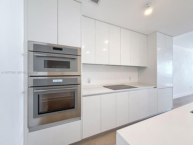 Building Photo - 700 NE 24th St