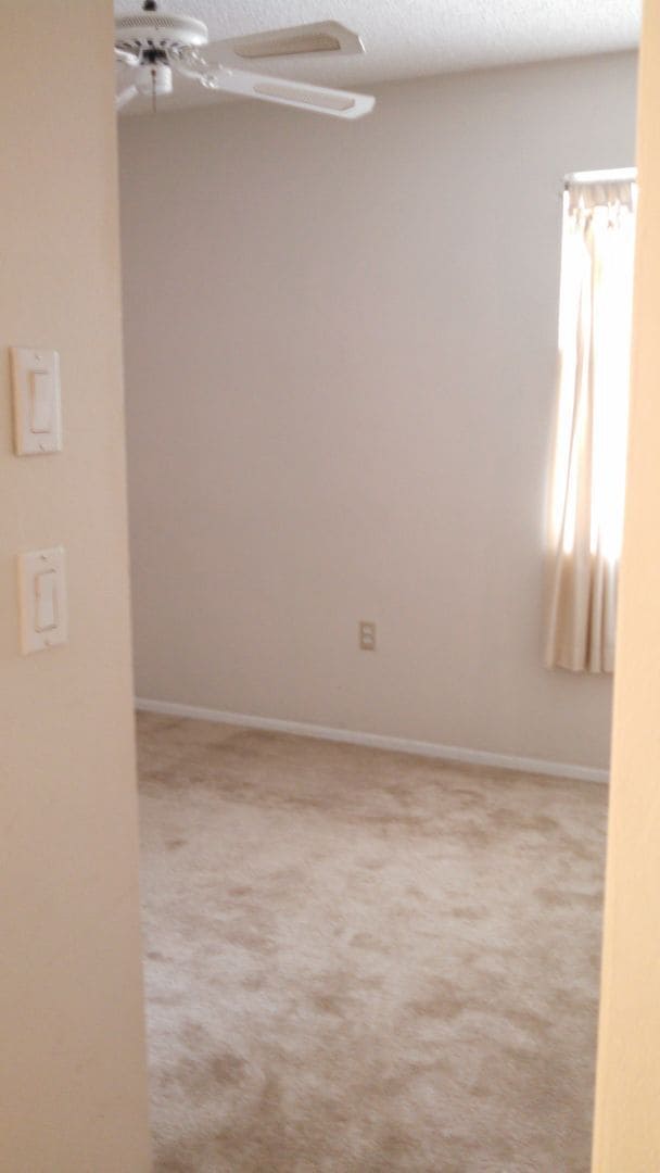 Building Photo - Charming 2 Bedroom 2 Bath Condo (Mirror Lake Condominiums)