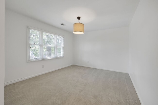 Building Photo - Available Now! Franklin End Unit Townhouse...