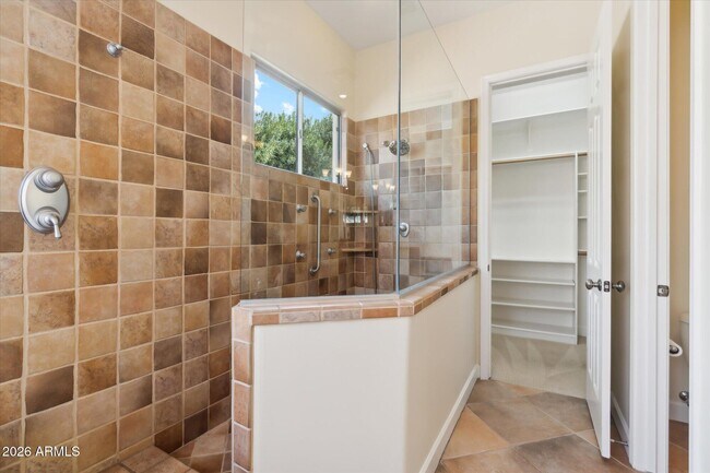 Building Photo - 8451 E High Point Dr