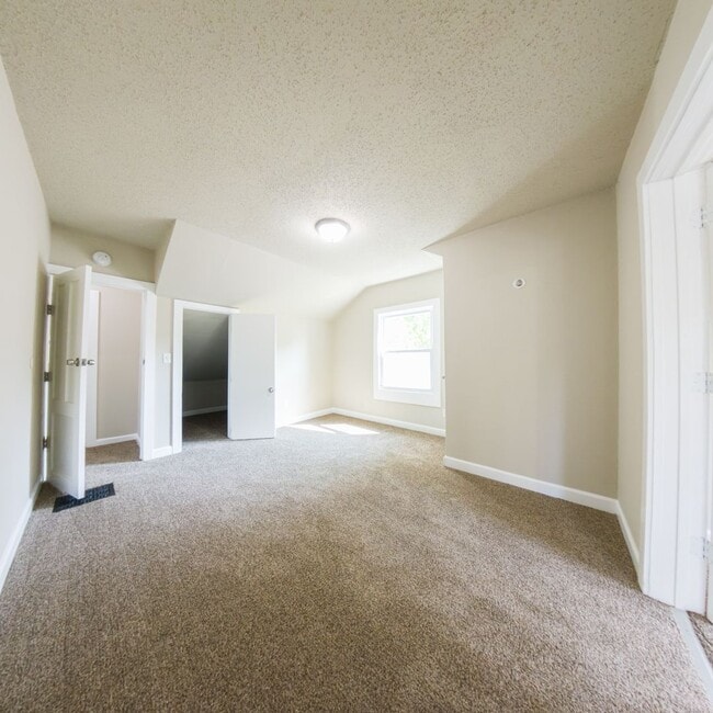 Building Photo - Updated 3 Bedroom 1,800 SQFT Home for Rent