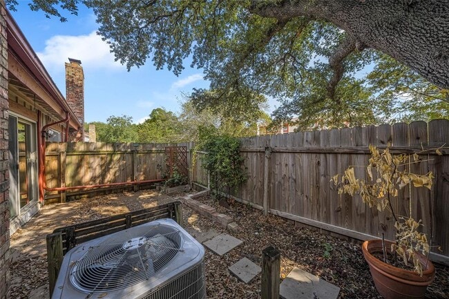 Building Photo - 8903 Trone Cir