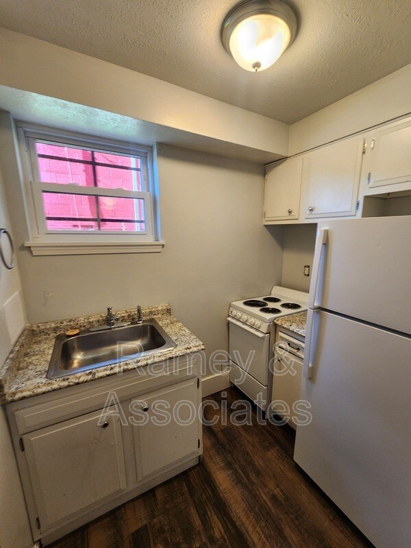 Building Photo - 1300 Oakwood Ave