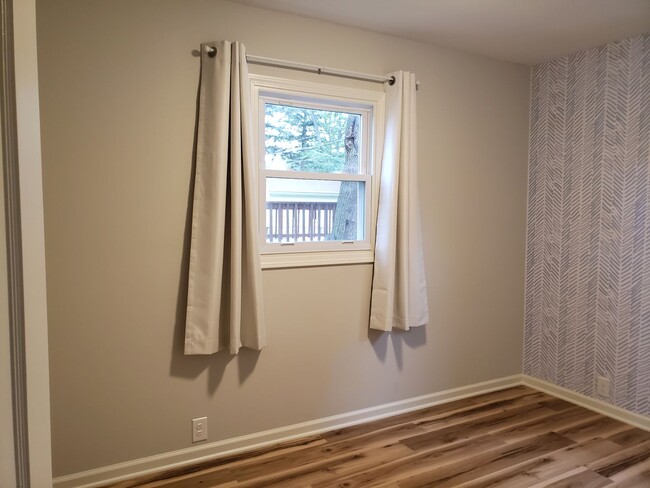 Building Photo - Newly Renovated Two Bedroom One Bath With ...