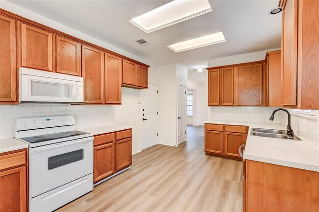 Building Photo - 8116 Forest Heights Ln