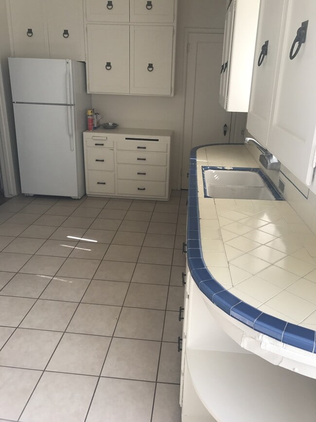 Building Photo - Country home