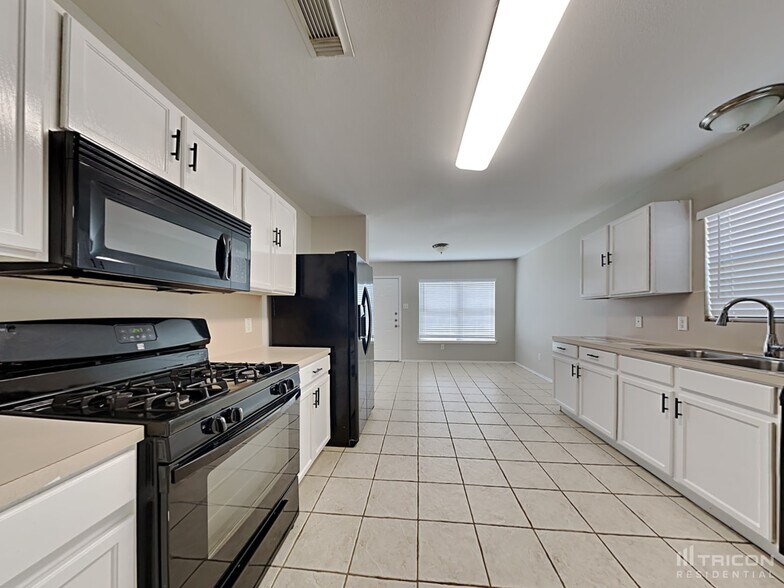 Building Photo - 9303 Deep Valley Dr
