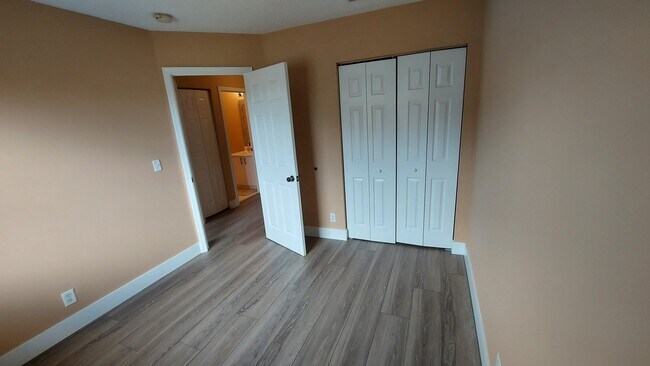Building Photo - 4718 SW 13th Ct