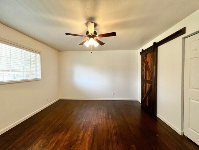 Building Photo - 3 Bedroom, 2 bath house