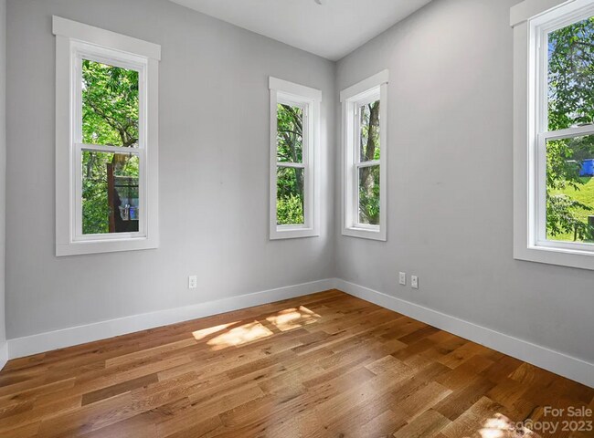 Building Photo - Lovely Asheville Rental!