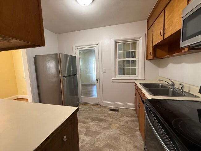 Building Photo - Charming 3 bedroom home in the Downtown area