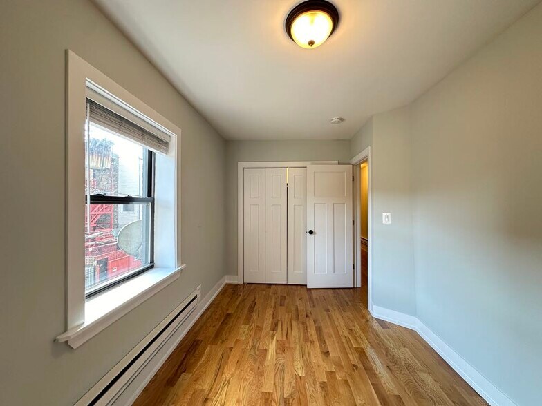 Building Photo - 816 W Cornelia Ave