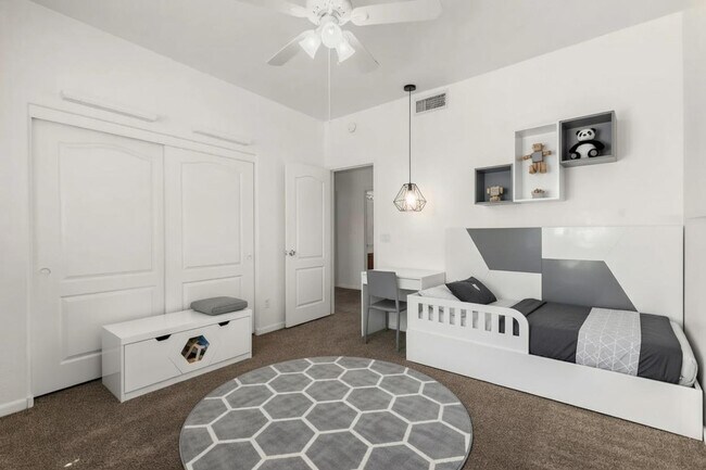 Building Photo - 918 W Windsong Dr