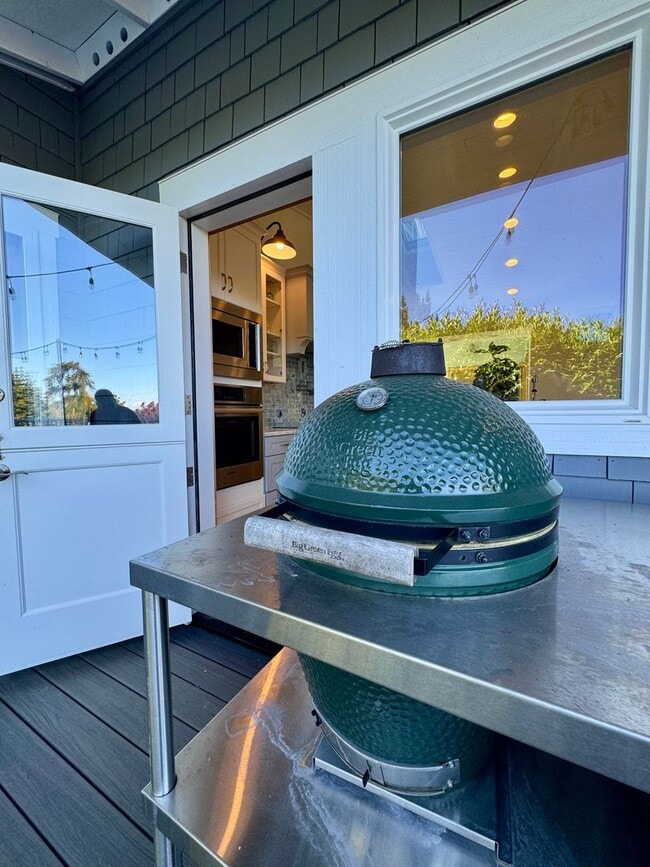 Building Photo - This gorgeous Bainbridge home is available starting mid July