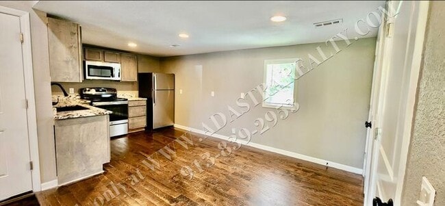 Building Photo - Nice Updated 3 Bed, 1 Bath in KCK-Availabl...