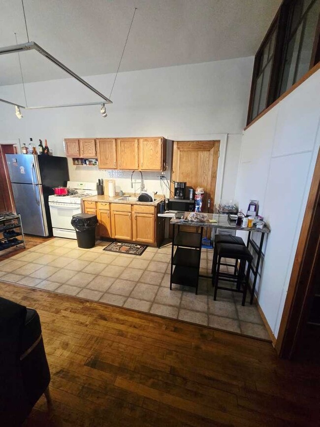 Building Photo - 1014 E Prairie Ave