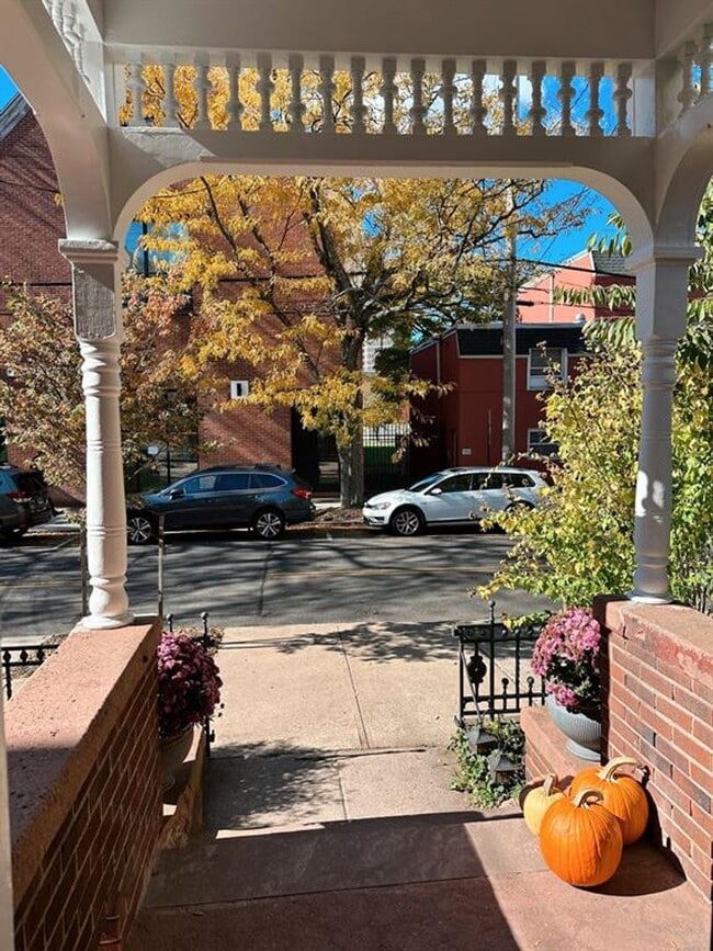 Building Photo - 99 Olive St