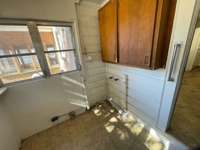 Building Photo - 2 bedroom 1 bath house available