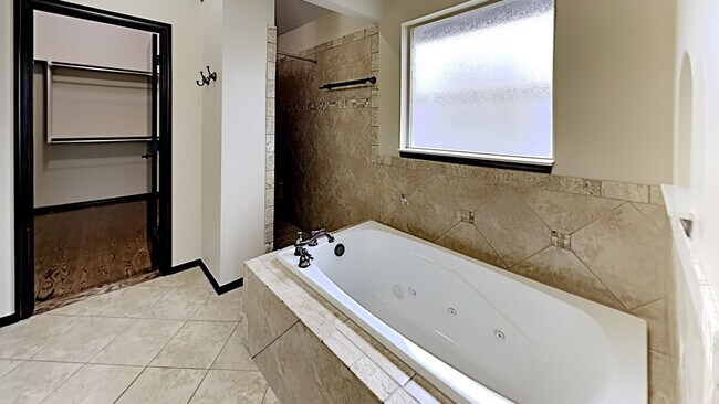 Building Photo - Beautiful 4 Bedroom 2 Bathroom Home in Wil...