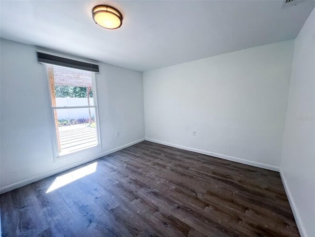 Building Photo - 3402 W Van Buren Dr